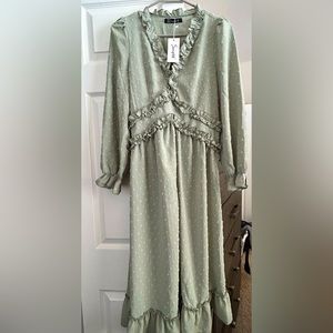 Super cute long sleeve midi dress